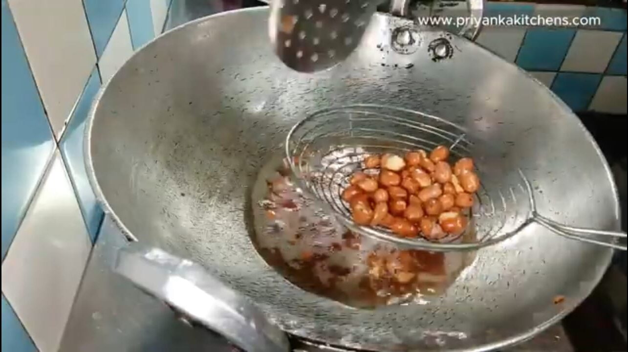 How to make Aloo Laccha| आलू लच्छा नमकीन । Aloo Lachha Namkeen | Potato Chivda | Farali Potato farsaan | www.priyankakitchens.com