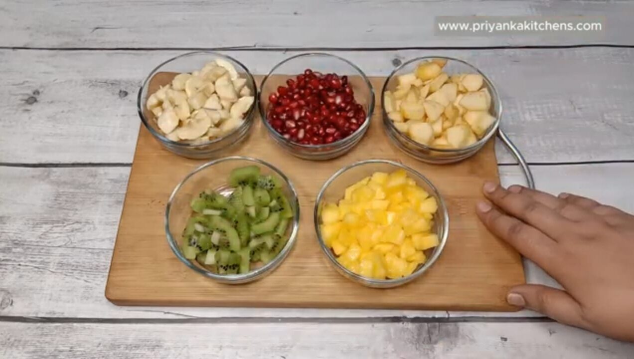 Fruit Salad | Fruit Salad Recipe Without Cream in Hindi-priyankakitchens.com