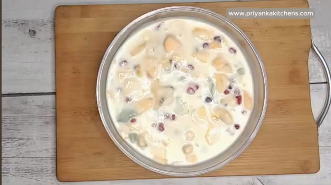 Fruit Salad | Fruit Salad Recipe Without Cream in Hindi-priyankakitchens.com