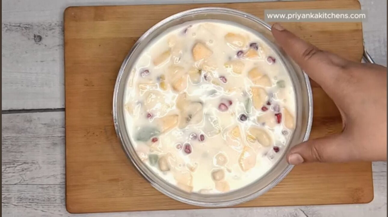 Fruit Salad | Fruit Salad Recipe Without Cream in Hindi-priyankakitchens.com